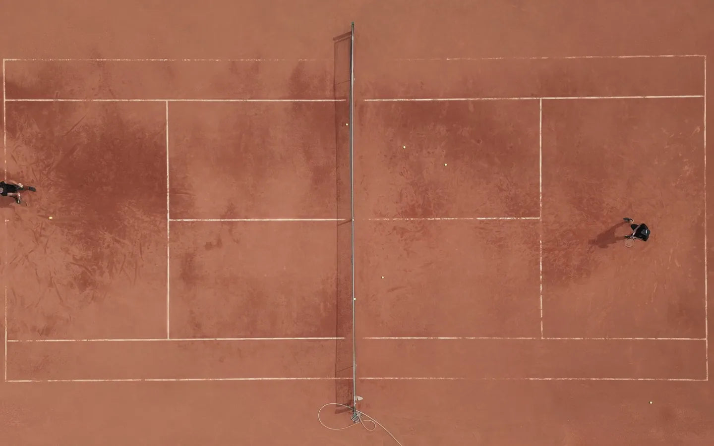 Antrenament de tenis văzut de sus, cu geometria terenului în cadru